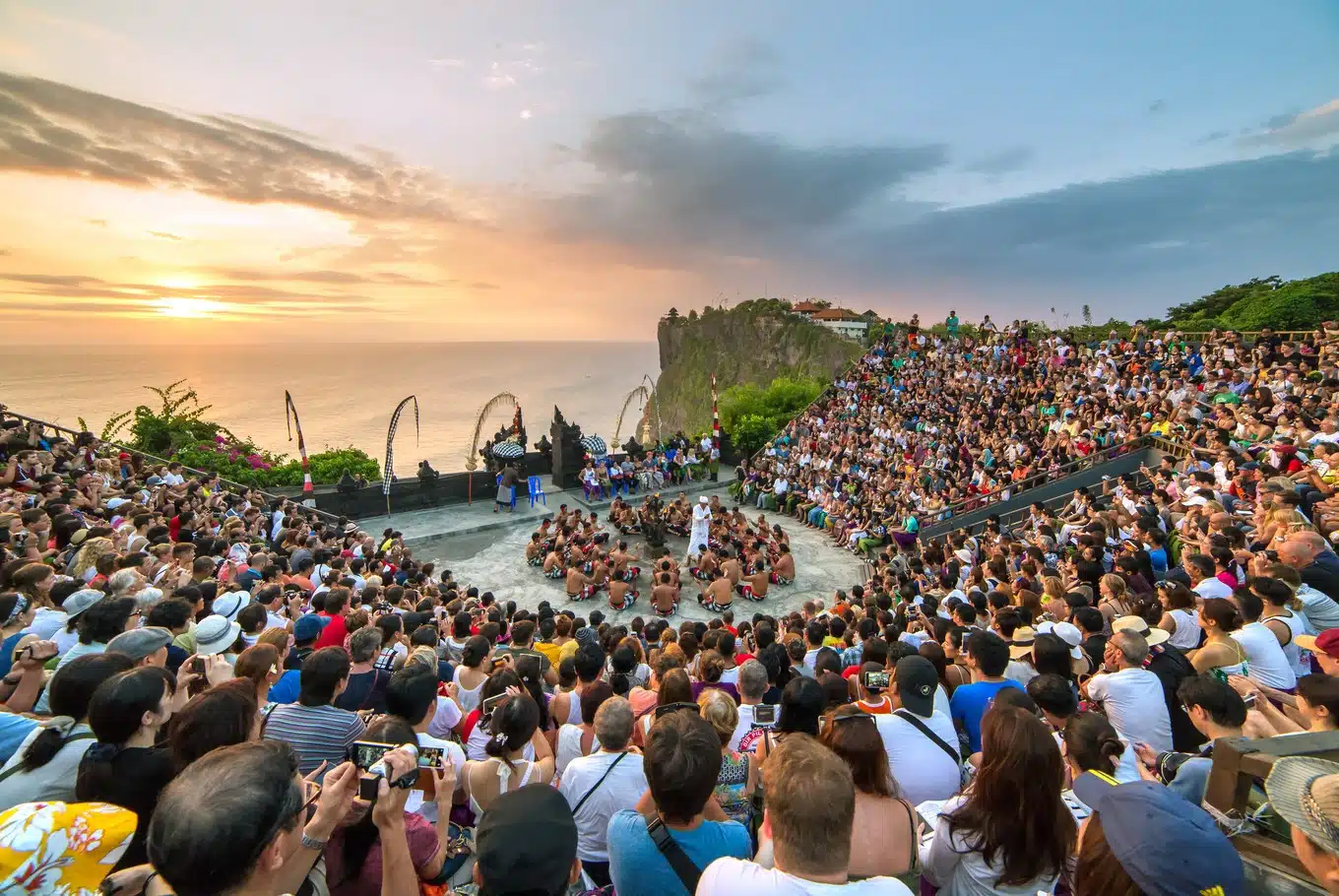 DAY 6 / OCTOBER : FLIGHT TO BALI – HALF DAY TOUR ULUWATU & KECAK DANCE